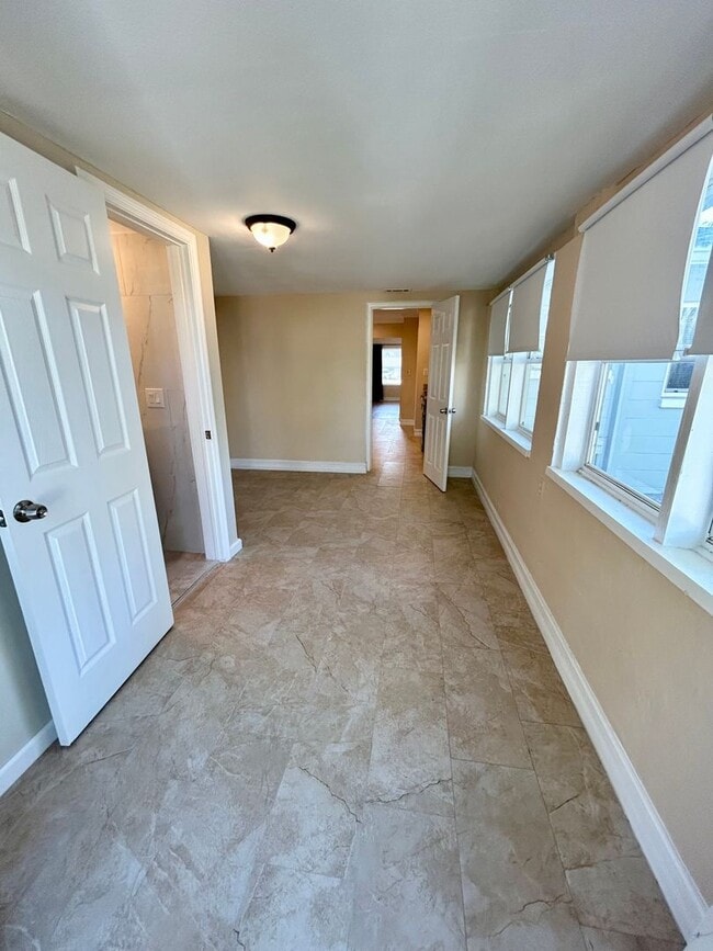 Building Photo - Gorgeous updated 2-bedroom 2-bath home wit...