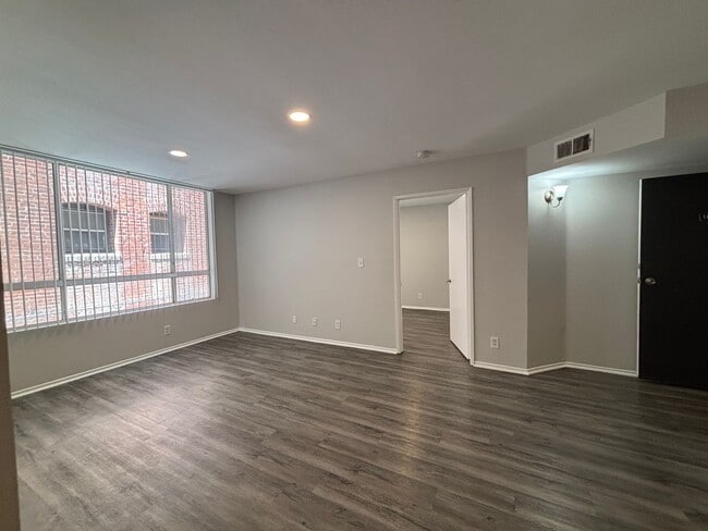 Interior Photo - 314 South Manhattan Place