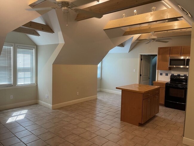 Building Photo - Beautiful apartment on parklike grounds