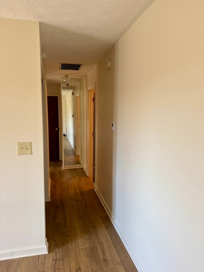 Building Photo - 325 Cedar Cliff Rd