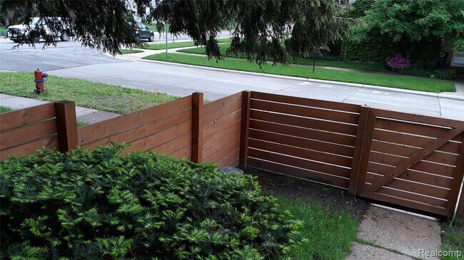 Building Photo - 422 Catalpa Dr