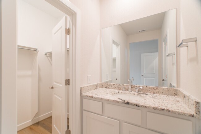 Building Photo - 11 Mariposa Wds Dr