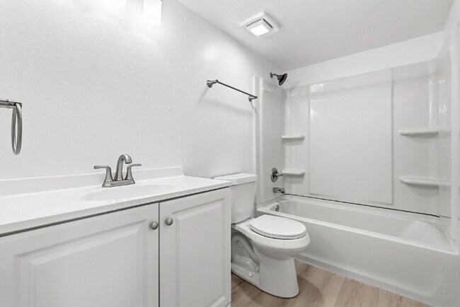 Building Photo - Stunning Fully Remodeled 3 Bed, 2 Bath Home in Conveniently-Located Northglenn!