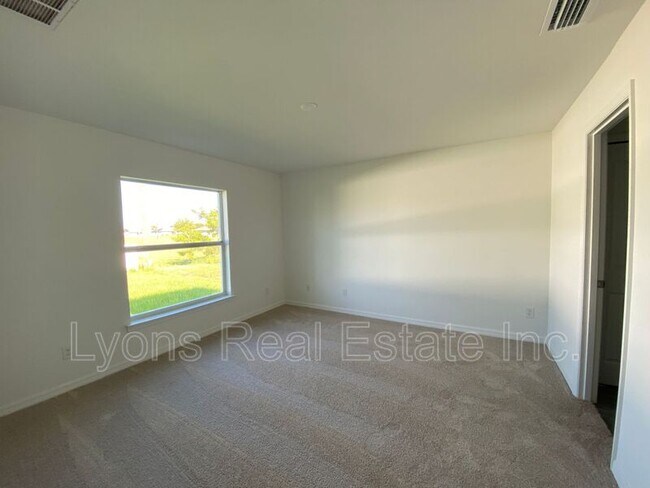 Building Photo - 2744 NE 5th Pl