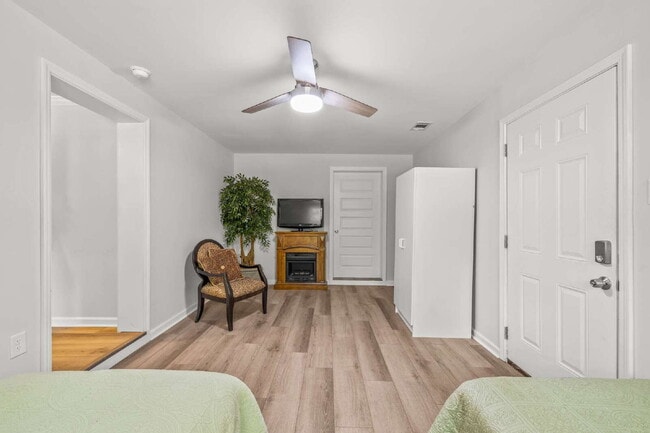 Building Photo - "Charming 3-Bedroom, 2.5-Bath Home Now Ava...