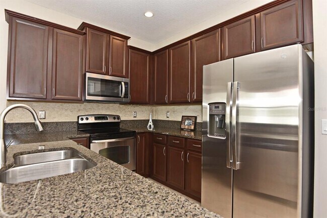 Building Photo - 807 Featherstone Ln