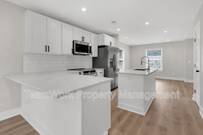 Building Photo - 1752 Skinner Ave