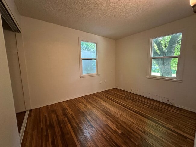 Building Photo - Charming 2 Bedroom, 1 Bath Finch Arboretum Area Home
