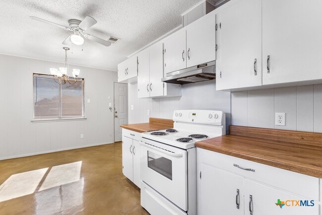 Building Photo - 222 Redbud Ln