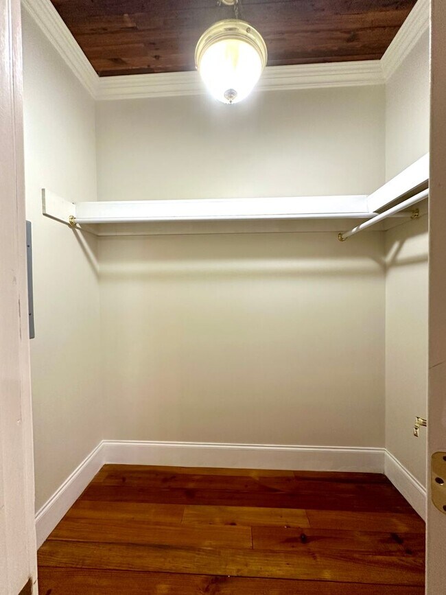 Building Photo - 3BR 2BA 3rd Street Downtown