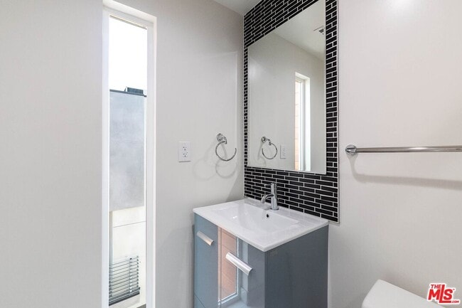 Building Photo - 758 1/2 N Ridgewood Pl