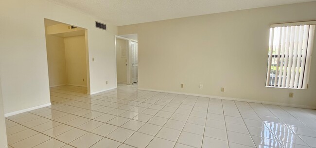 Building Photo - 825 Sky Pine Way