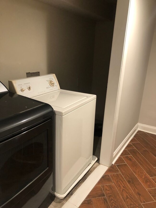 Building Photo - Beautiful 2 full bathroom (2)1/2 bathroom 2 bedroom townhouse in Baltimore City