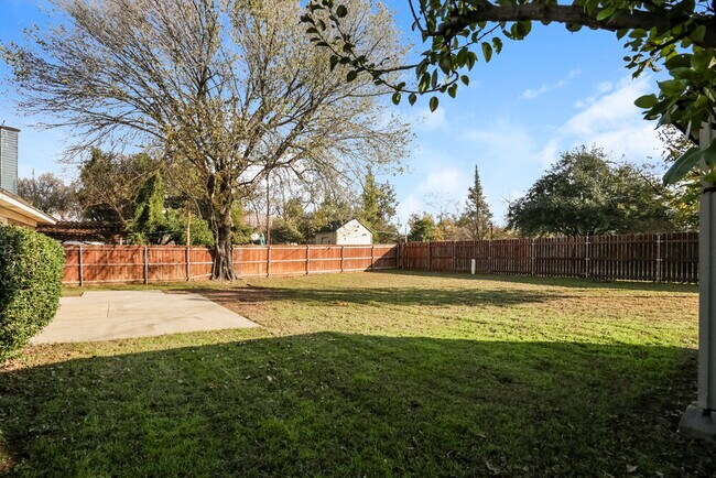 Building Photo - 5907 Willow Crest Dr