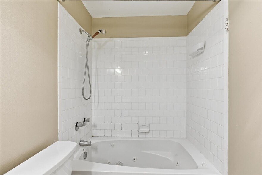 Building Photo - 230 E Ontario St