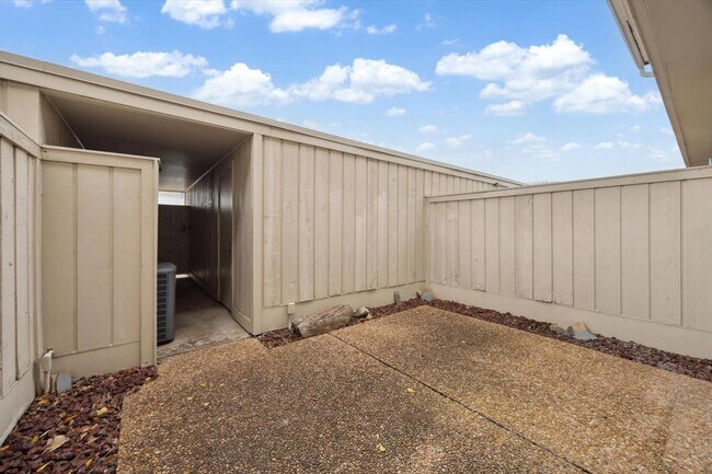 Building Photo - 6338 Chevy Chase Dr