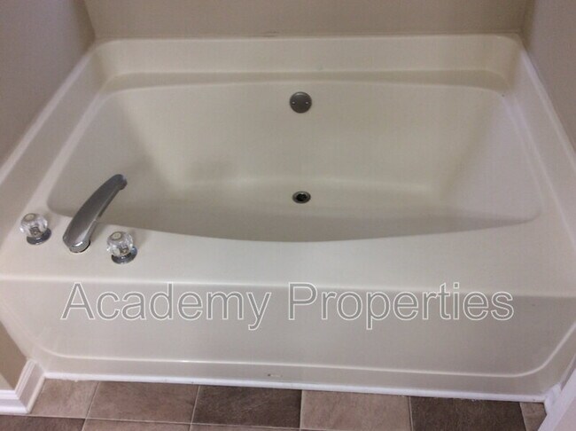 Building Photo - 1087 Glen Chase Dr