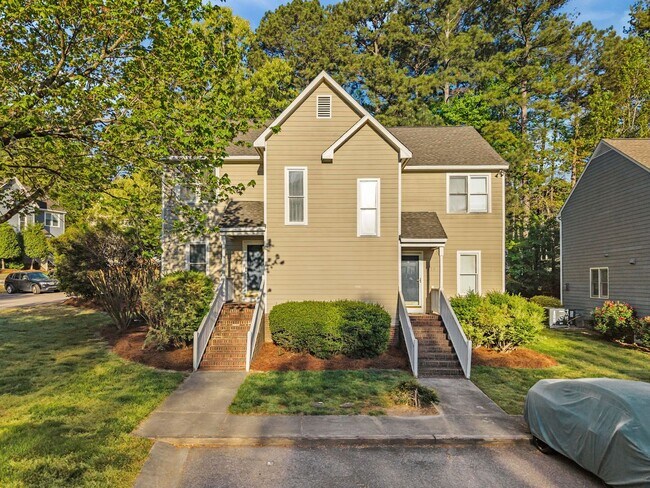 Building Photo - Beautiful End-Unit Townhome with Fresh Updates in Convenient Raleigh Location!
