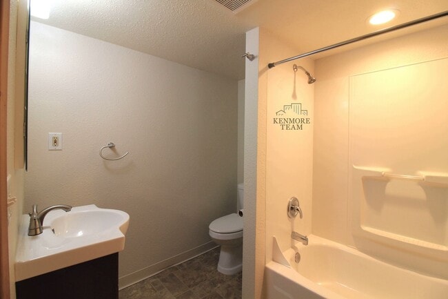 Building Photo - 3 Bedroom, 2 Bath Duplex in Central Richland