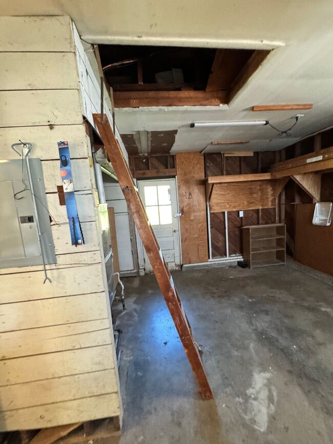 Building Photo - 3 Bedroom 1.5 baths! Walker & Cedar Hills ...