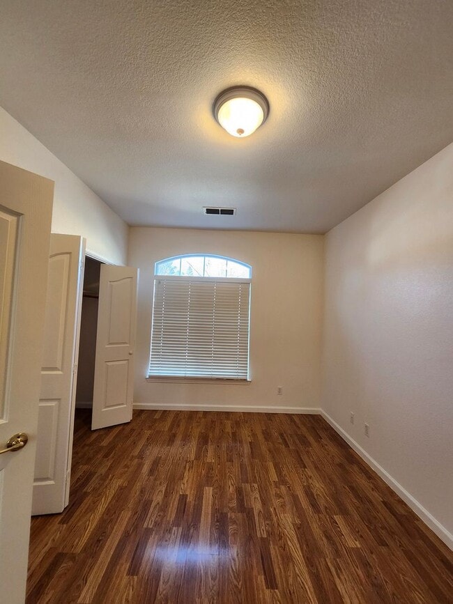 Building Photo - Beautiful Yuba City home located in a cul-de-sac