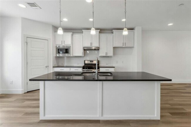Building Photo - 7205 Bassett Ct