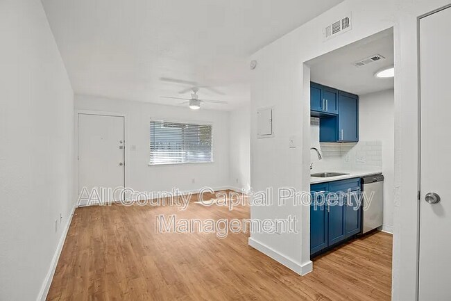 Building Photo - 502 W 35th St