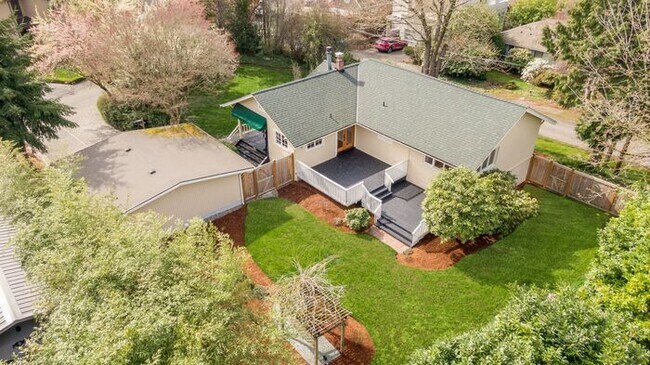 Building Photo - Sunny Air Conditioned Mercer Island Charmer!