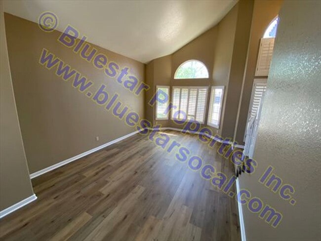 Building Photo - Move In Ready! Beautiful Two Story Home
