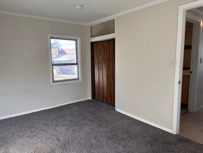 Building Photo - 3 Bedroom House with Garage