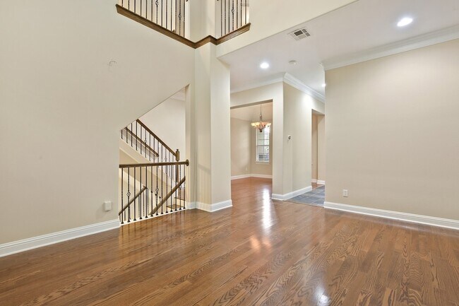 Building Photo - 5812 La Vista Dr