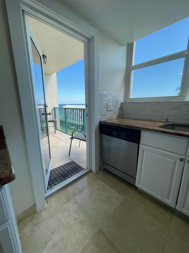 Building Photo - 1237 Hillsboro Mile