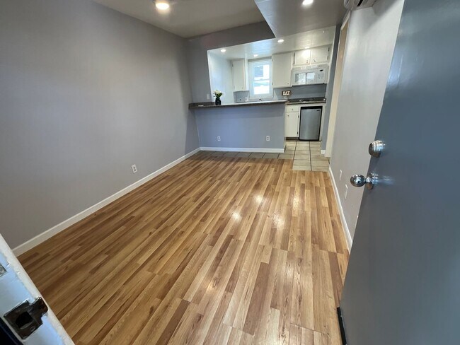 Building Photo - Studio Apartment - North Hollywood -Move I...