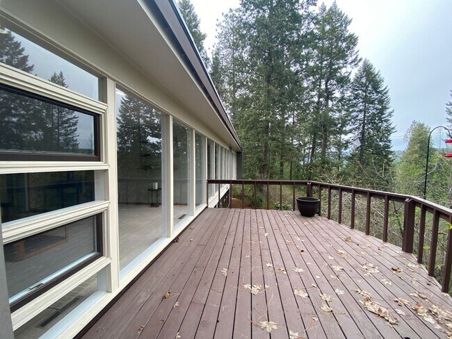 Building Photo - Unique View Property 3 bed, 3 bath located...