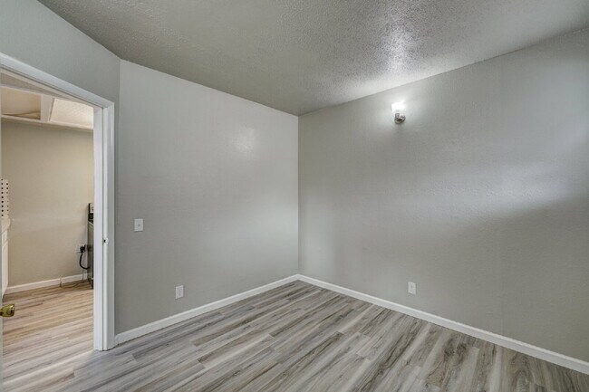 Building Photo - 1 Bedroom/1 Bathroom Available Now!