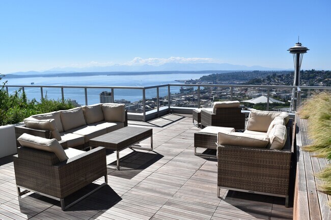 Building Photo - Spacious Luxury One Bedroom - Insignia