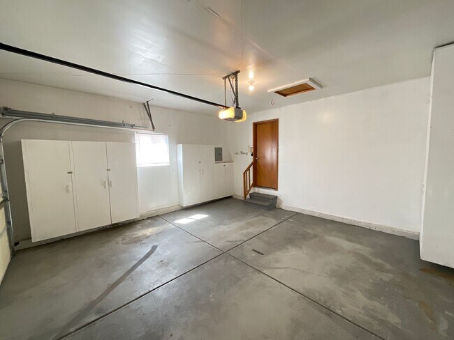 Building Photo - 4 Bedroom Home Available Near Research Pkwy & Scarborough Dr!