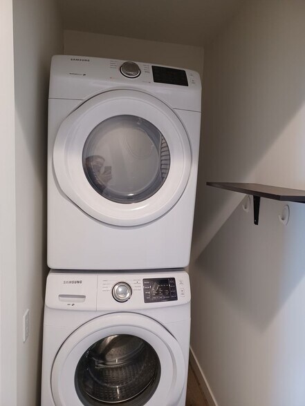 Building Photo - 7347 Haskell Ave