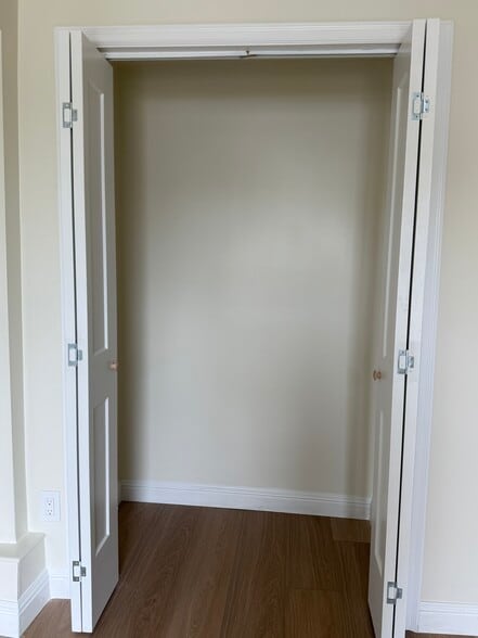 Closet - 734 2nd Ave