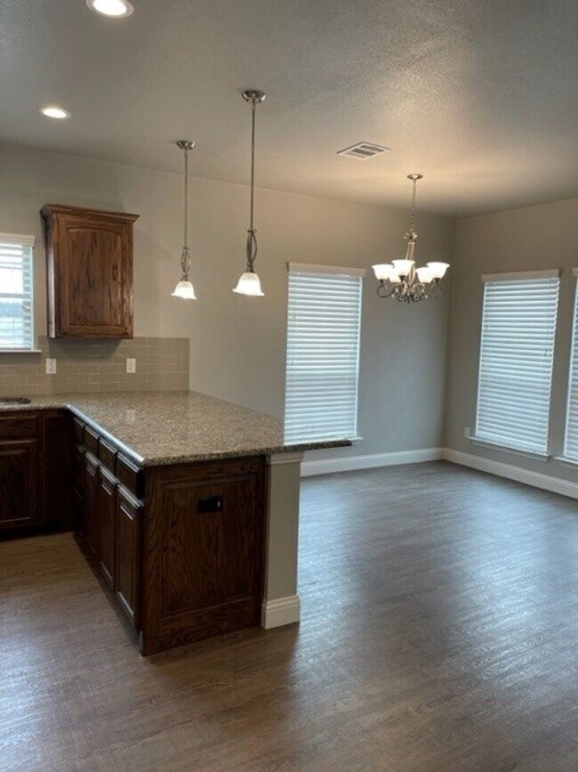 Building Photo - 4/2 - PETS WELCOME - WATER and LAWN includ...