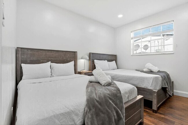 Building Photo - 2365 NE 195th St