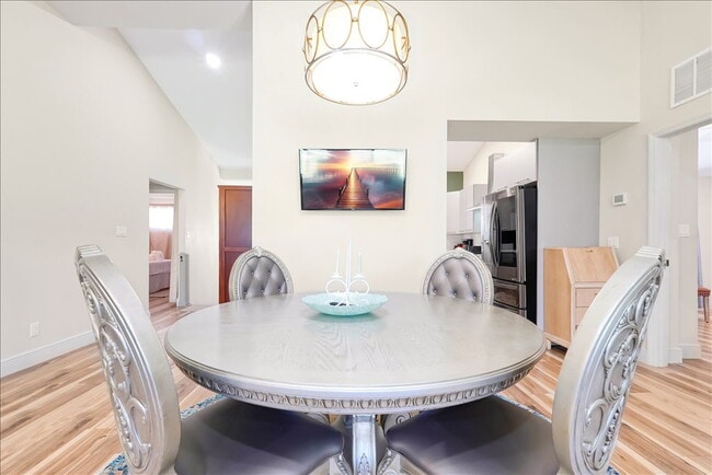 Building Photo - "ALL UTILITIES INCLUDED & Fully Furnished! Stunning 4-Bed, 3-Bath Townhome in Haines City"