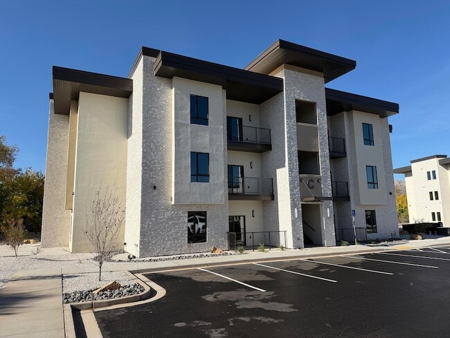 Building Photo - 983 W State St