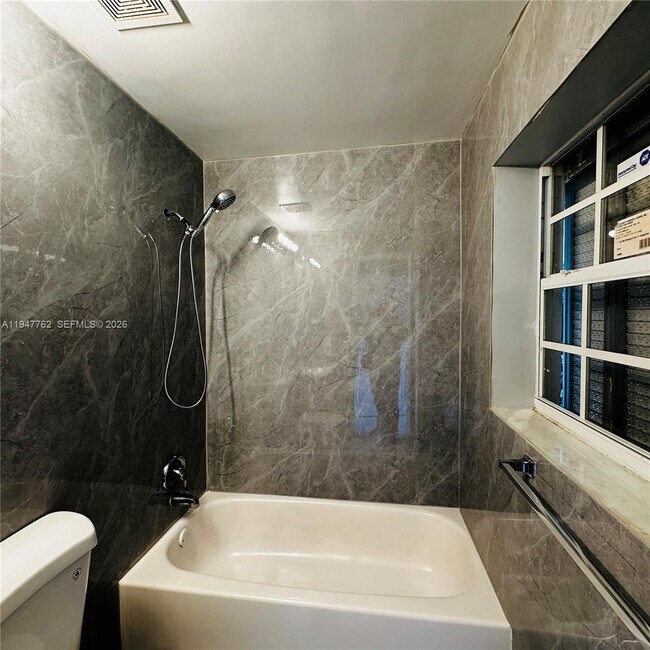 Building Photo - 732 Moffett St