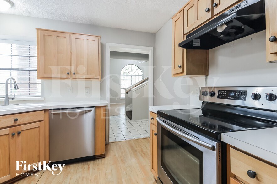 Building Photo - 2026 Greenview Dr