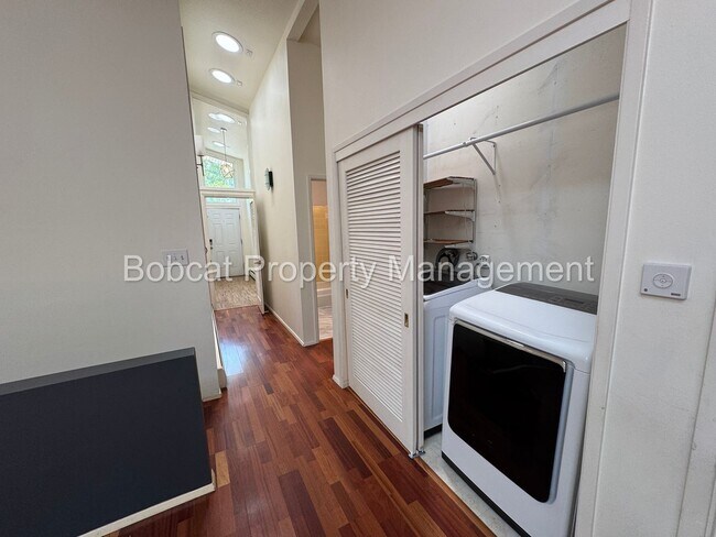 Building Photo - 3 Bed, 2 Bath Home Located in West Carson ...