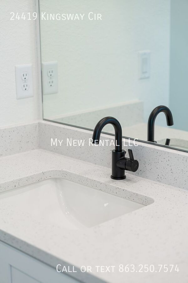 Building Photo - 24419 SW Kingsway Cir