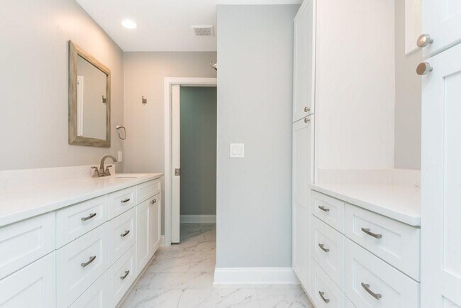 Building Photo - 2681 Ravenoaks Pl