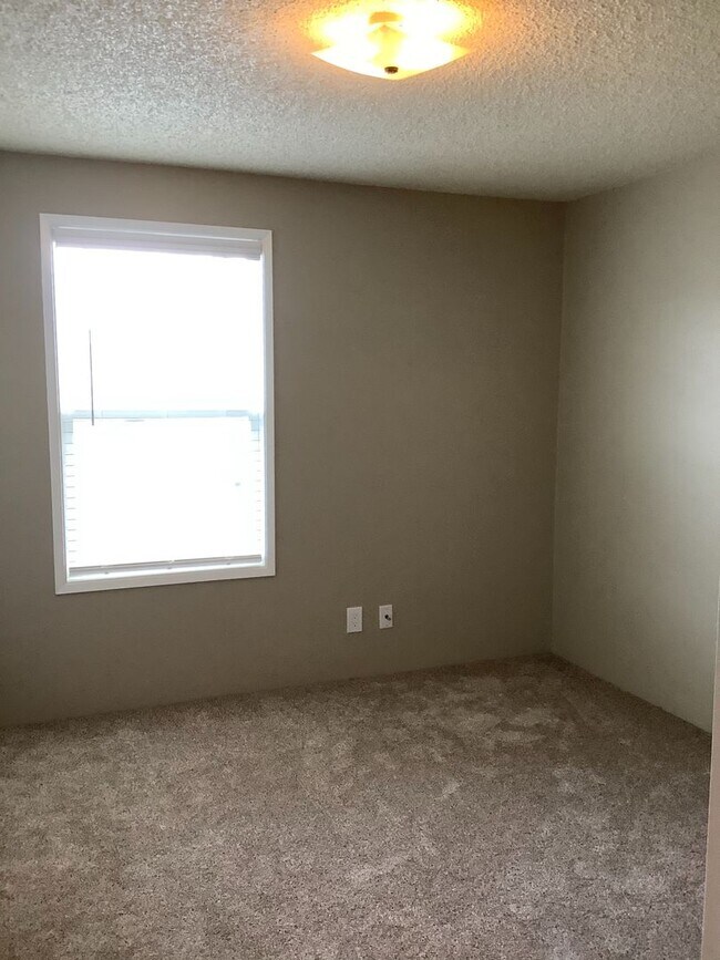Building Photo - Two bedroom, 1.5 bathroom Ashland townhouse | Available now