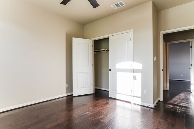 Building Photo - Bright, Spacious Living in an Inviting Home with Modern Finishes and Great Location